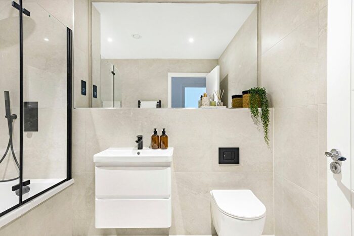 2 Bedroom Flat For Sale In High Road Leyton, Grove Green, E10