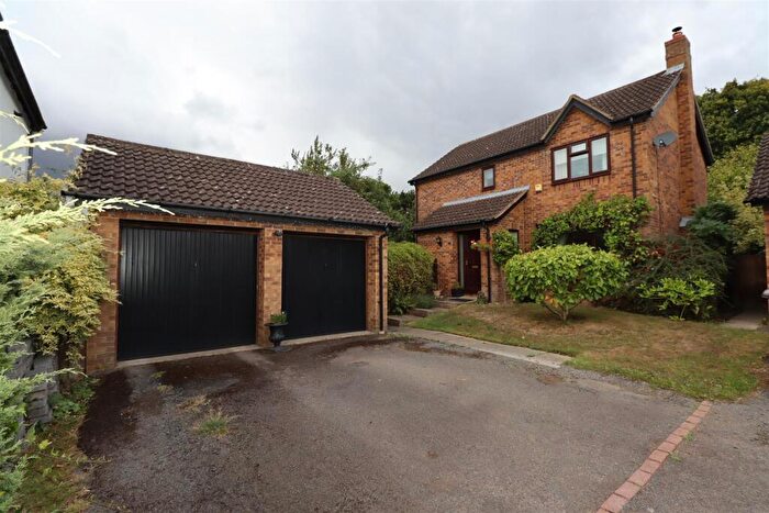 4 Bedroom Detached House For Sale In Lullingstone Drive, Bancroft Park, Milton Keynes, MK13
