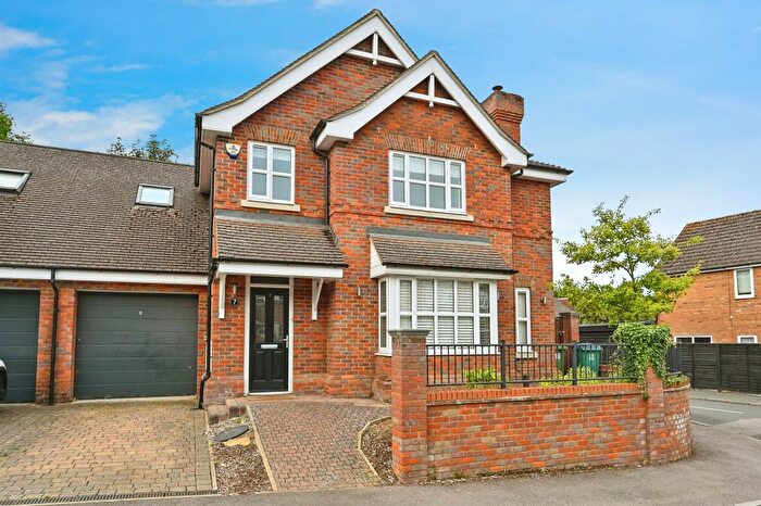 4 Bedroom Link Detached House For Sale In Trident Road, Watford, WD25