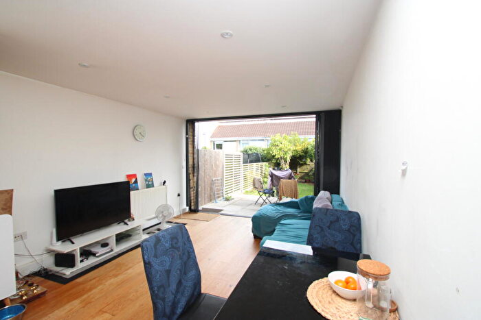 2 Bedroom House To Rent In Alpine Close, Croydon, CR0