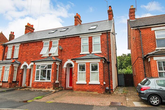 4 Bedroom End Of Terrace House For Sale In Rectory Road, Farnborough, GU14