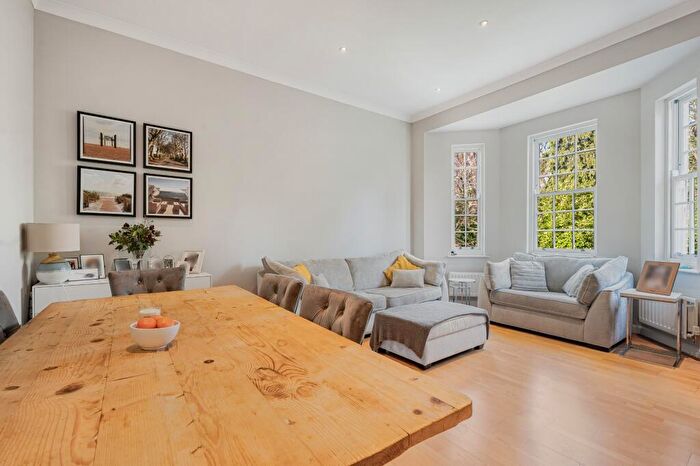 3 Bedroom Apartment For Sale In Beningfield Drive, Napsbury Park, AL2