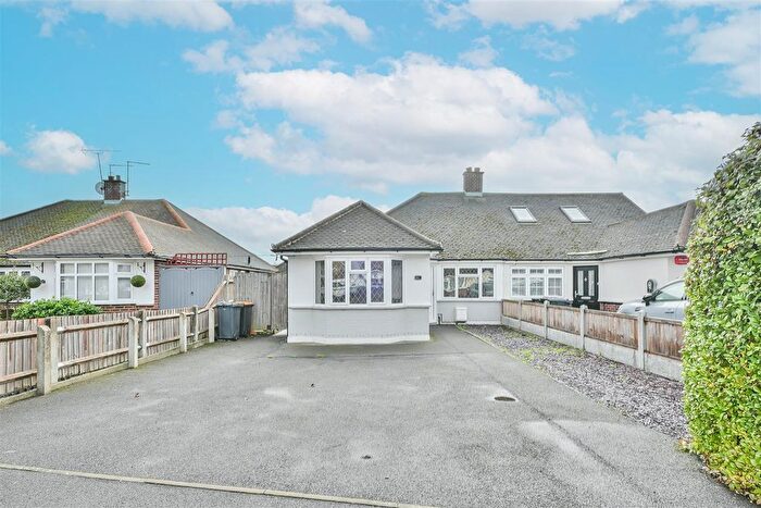 3 Bedroom Bungalow For Sale In Dunmow Gardens, West Horndon, Brentwood, CM13