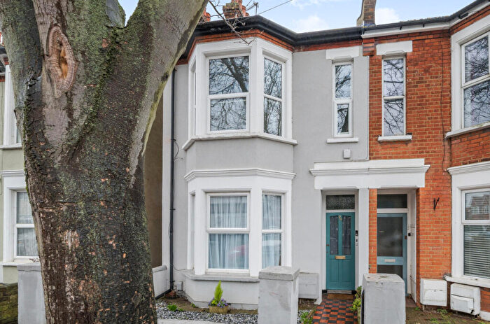 2 Bedroom Apartment For Sale In Tunbridge Road, Southend-on-Sea, Essex, SS2