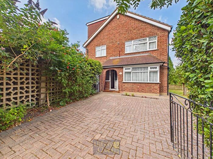 4 Bedroom Semi-Detached House For Sale In Compton Walk, Laindon, Basildon, Essex, SS15