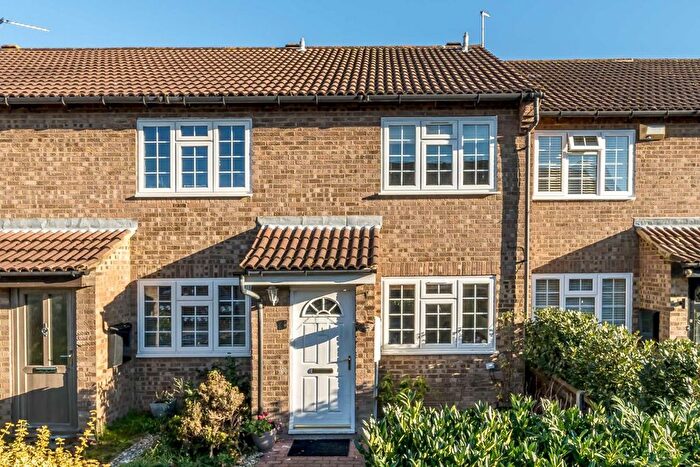 2 Bedroom Property To Rent In Sawyers Lawn, London, W13