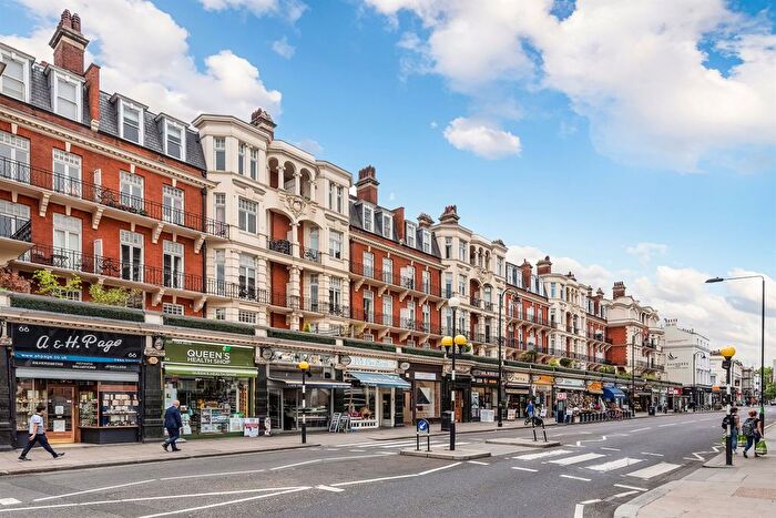 4 Bedroom Flat To Rent In Flat St George's Court, - Gloucester Road, London, SW7