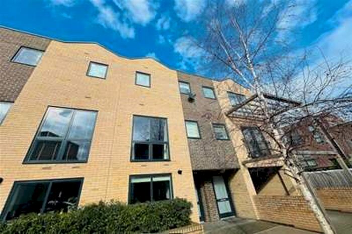 3 Bedroom Town House To Rent In Navigation Street, Nottingham, NG2