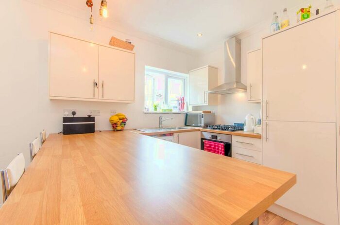 3 Bedroom Flat To Rent In Shrewsbury Road, Forest Gate, London, E7