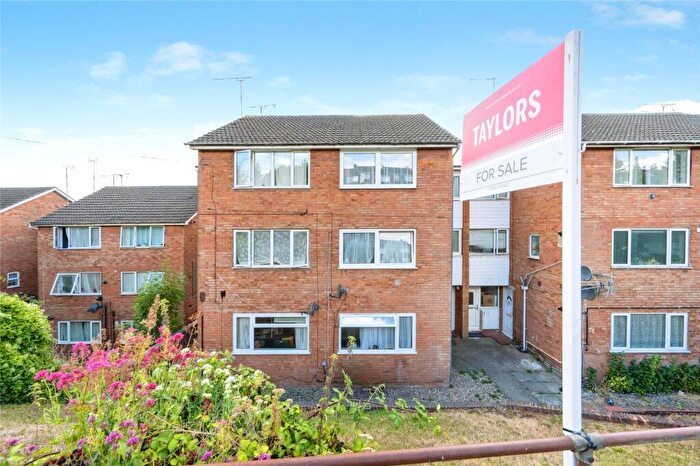2 Bedroom Maisonette For Sale In Brendon Avenue, Luton, Bedfordshire, LU2