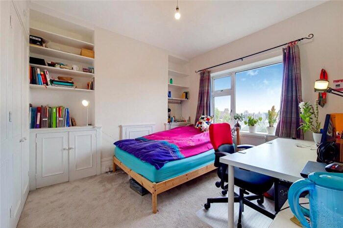 4 Bedroom Terraced House To Rent In Sandringham Road, Golders Hill Park, NW11