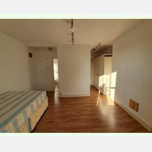 Studio To Rent In Chiswick High Road, London W4