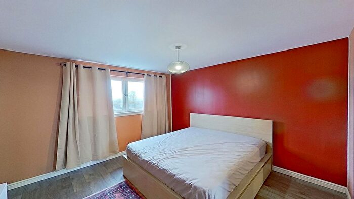 3 Bedroom Flat To Rent In Maplewood Park, Edinburgh, EH12
