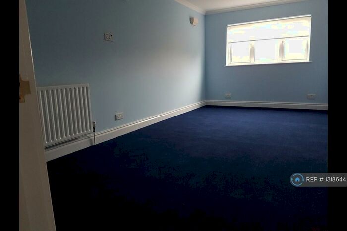 3 Bedroom Flat To Rent In Elmers End Road, London, SE20