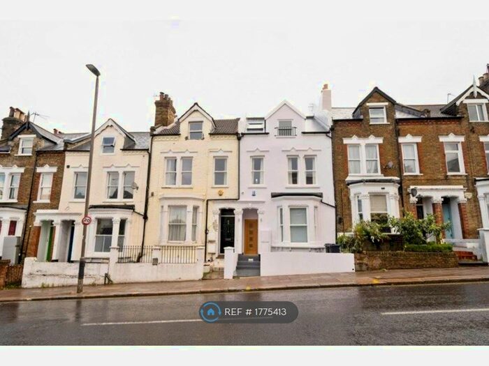 2 Bedroom Flat To Rent In Battersea, London, SW11