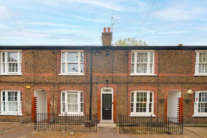 3 Bedroom Maisonette For Sale In Reform Street, Battersea, London, SW11