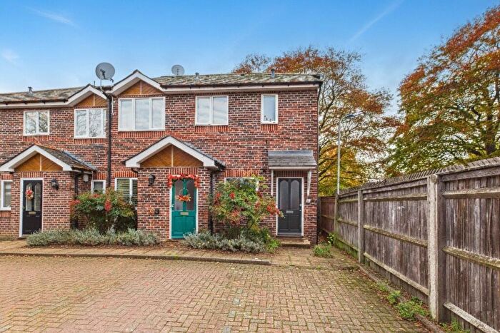 2 Bedroom Maisonette For Sale In Wilberforce Mews, Maidenhead, Berkshire, SL6