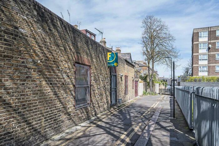 2 Bedroom Flat To Rent In Church Walk, Stoke Newington, London, N16