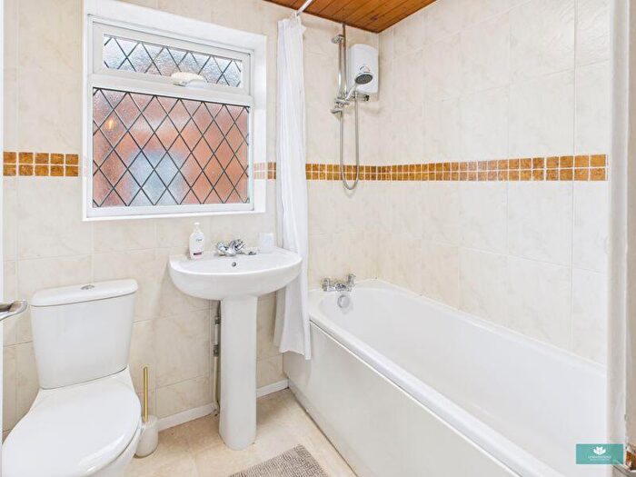 2 Bedroom Semi-Detached House For Sale In Vine Close, Shaw, OL2
