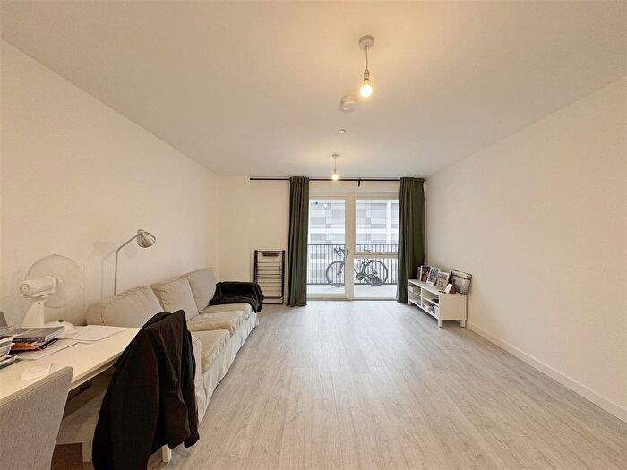 1 Bedroom Flat To Rent In Hayes Village, Forastero, UB3