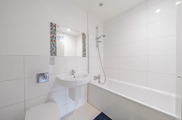 2 Bedroom Flat For Sale In Devonshire House, Putney Hill, London, SW15