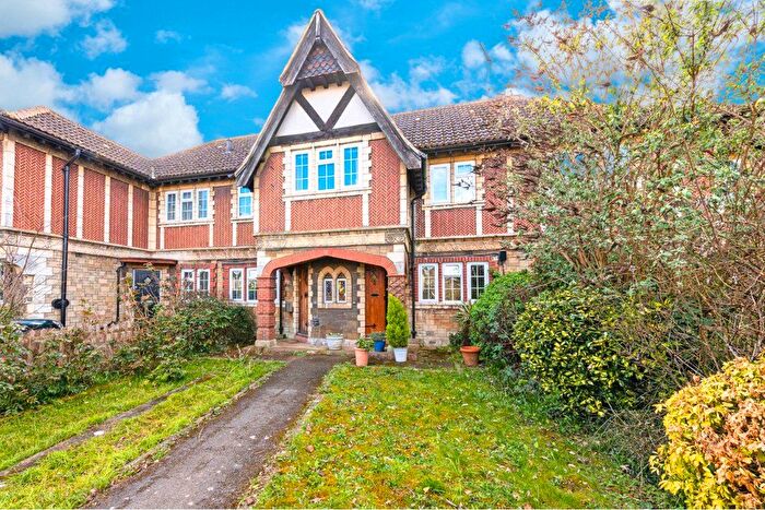 2 Bedroom Flat To Rent In Between Streets, Cobham, Surrey, KT11