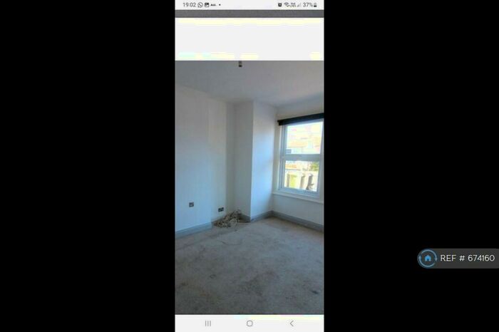 3 Bedroom Semi-Detached House To Rent In Ashingdon Road, Rochford, SS4