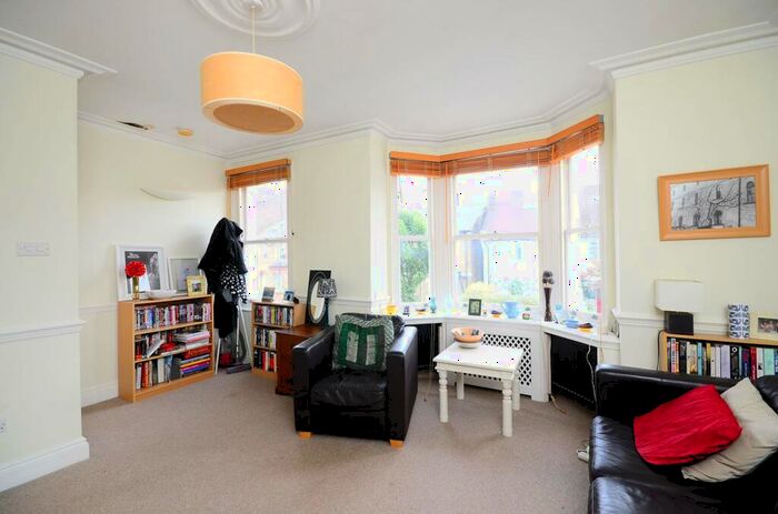 2 Bedroom Flat To Rent In Endlesham Road, Balham, London, SW12