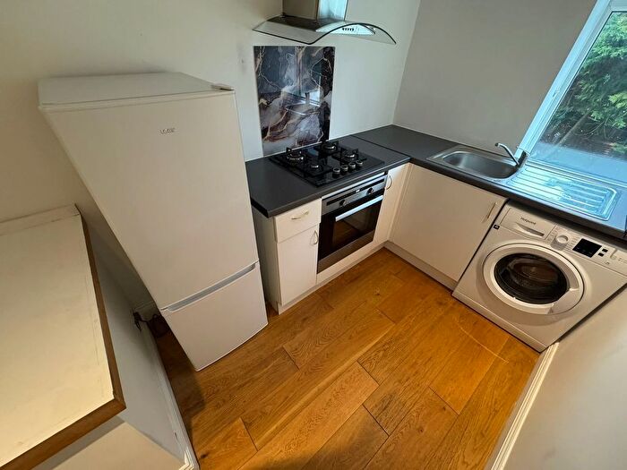 1 Bedroom Flat To Rent In Latchmere Close, Richmond, TW10