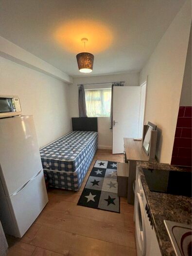 Studio To Rent In Fawcett Close, London, SW11