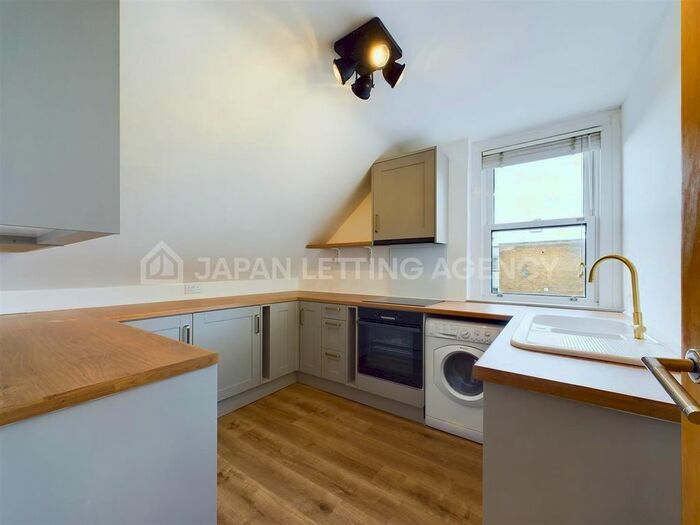 2 Bedroom Flat To Rent In Woodville Gardens, Ealing, London, W5