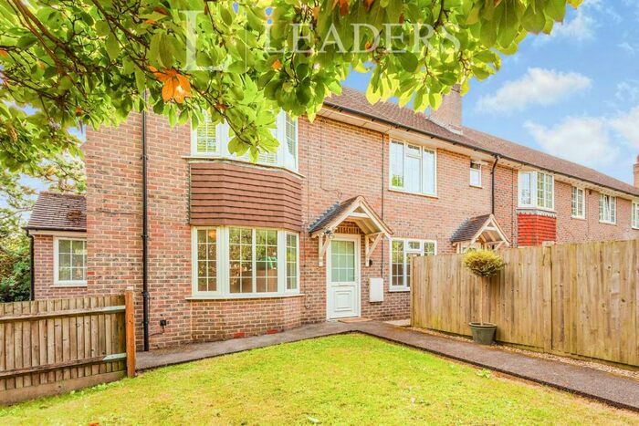 2 Bedroom Apartment To Rent In Greenways, RH16