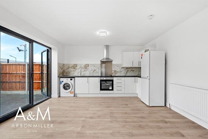 2 Bedroom Flat To Rent In Limes Avenue, Chigwell, IG7