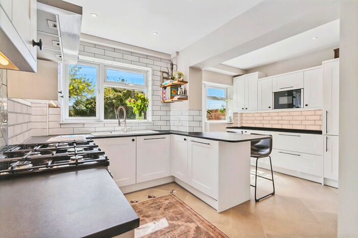 4 Bedroom Semi-Detached House To Rent In Bushmead Road, Luton, LU2