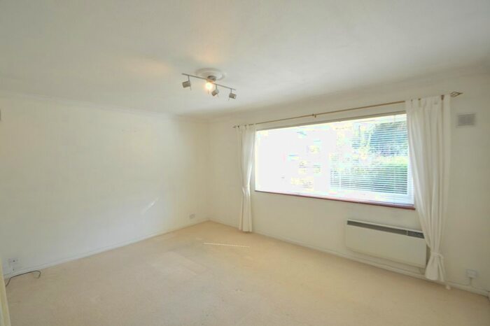 1 Bedroom Flat For Sale In Elgin Road, Weybridge, KT13