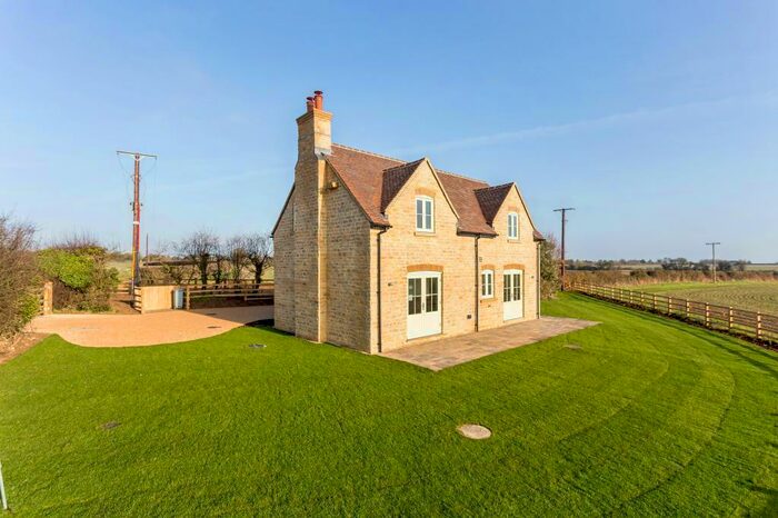 3 Bedroom Detached House To Rent In Old London Road, OX7