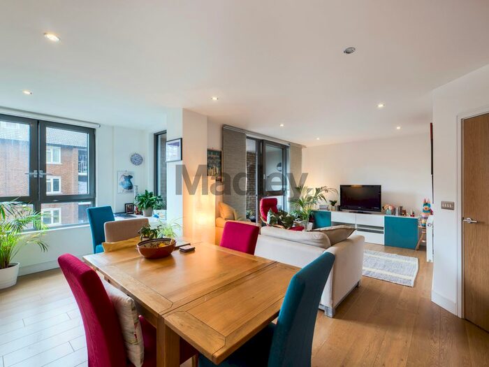 2 Bedroom Flat To Rent In Chamberlain Court, London, SE16