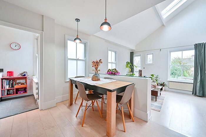 2 Bedroom Flat For Sale In Grantham Road, Chiswick, London, W4