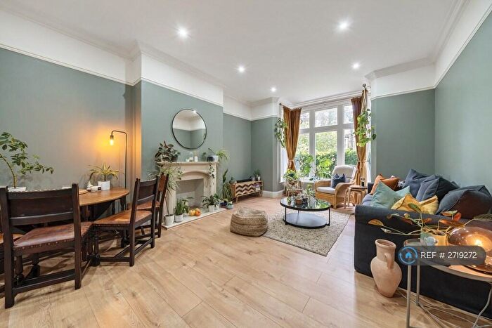 2 Bedroom Flat To Rent In Oak Road, Potternewton, Leeds, LS7