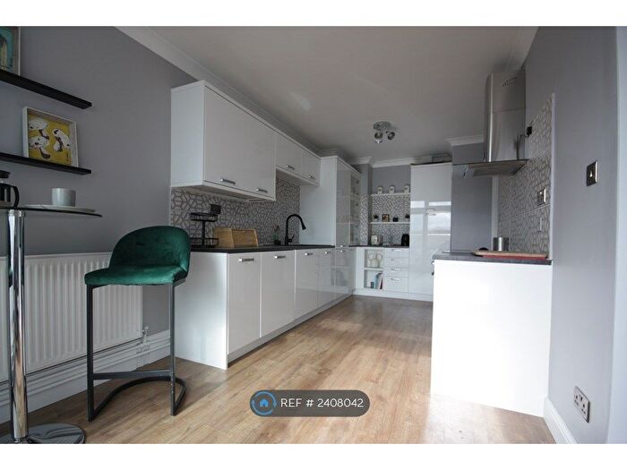 2 Bedroom Flat To Rent In Pinter House, London, SW9