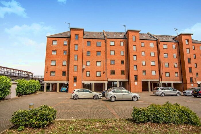 2 Bedroom Flat To Rent In West Street, Gravesend, Kent, DA11