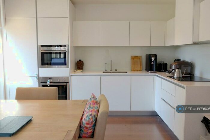 2 Bedroom Flat To Rent In Wallace Court, Greenwich, London, SE3