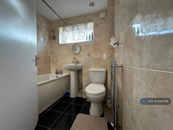 3 Bedroom Maisonette To Rent In Rochfords Gardens, Slough, SL2