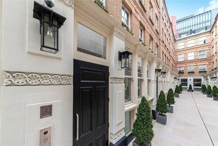 2 Bedroom Apartment To Rent In Pinks Mews, - Dyer's Buildings, London, EC1N