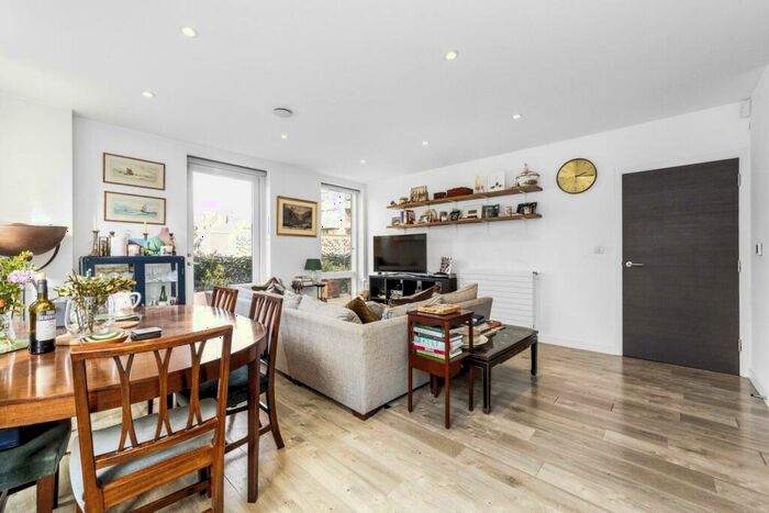 3 Bedroom Apartment To Rent In Woods Road, Peckham, London, SE15