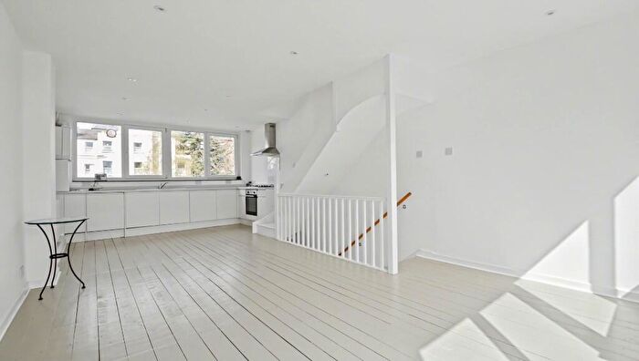 3 Bedroom Town House To Rent In Highgate Road, Dartmouth Park, London, NW5
