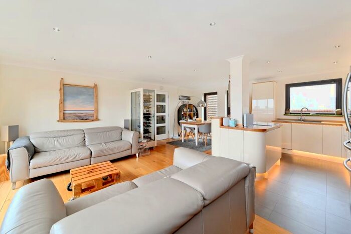 2 Bedroom Apartment To Rent In Free Trade Wharf Wapping, E1W