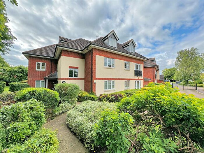 2 Bedroom Flat To Rent In Coy Court - Immaculate Apartment, HP20