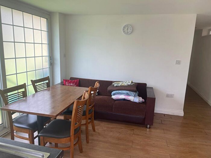 2 Bedroom Flat To Rent In Bracken Drive, Chigwell, IG7