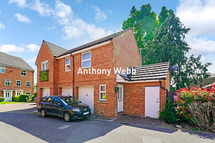 2 Bedroom Flat To Rent In Enders Close, Enfield, EN2